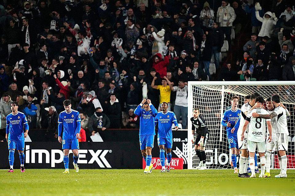 皇马崩了！换帅弃魔笛扶废太子，银河战舰怎么了？